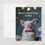 小さな豚の子が誕生日のケーキを食べている ポストカード (正面/裏面)