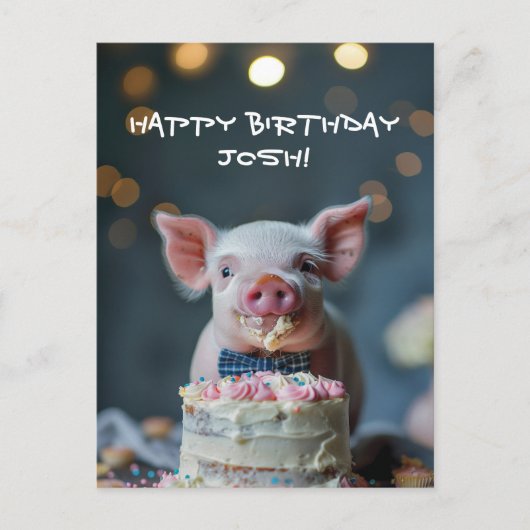 小さな豚の子が誕生日のケーキを食べている ポストカード (正面)