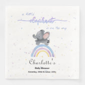 小さな象が赤ちゃんシャワーを浴びている (正面)