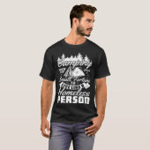 小さな財産を使って～のように暮らすキャンプ Tシャツ (正面フル)