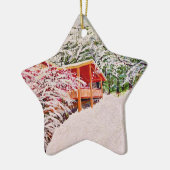 「小さな赤いキャビンで冬だ」のロビー。 セラミックオーナメント (左)