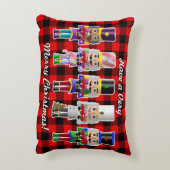小さな赤いトラックとクリスマスくるみ割り アクセントクッション (裏面(縦))