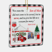 小さな赤いトラックとサービスステーション セラミックオーナメント (右)