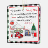 小さな赤いトラックとサービスステーション セラミックオーナメント (左)