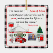 小さな赤いトラックとサービスステーション セラミックオーナメント (裏面)