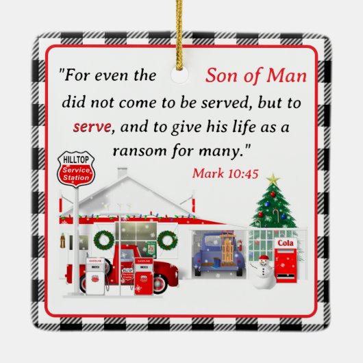 小さな赤いトラックとサービスステーション セラミックオーナメント (裏面)