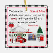 小さな赤いトラックとサービスステーション セラミックオーナメント (正面)