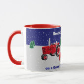 小さな赤いトラックとワゴンと古い赤いトラクター マグカップ (左)