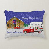 小さな赤いトラックと馬の牧場 アクセントクッション (正面)
