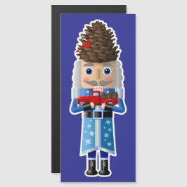 小さな赤いトラックを持つ冬のウッドランドのくるみ割り