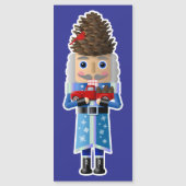 小さな赤いトラックを持つ冬のウッドランドのくるみ割り (正面)