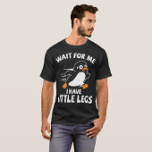小さな足で待ってね 短い足のハイカー Tシャツ (正面フル)