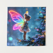 小さな輝くクリスマスの妖精がファンタジーを点灯 タペストリー (正面)