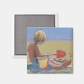 小さな遊男の子が砂の上でシャベルを使って マグネット (正面/裏面)