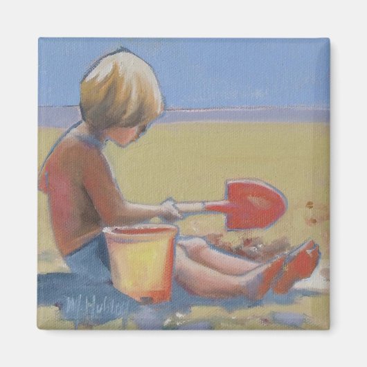 小さな遊男の子が砂の上でシャベルを使って マグネット (正面)