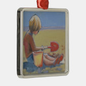 小さな遊男の子が砂の上でシャベルを使って メタルオーナメント (右)