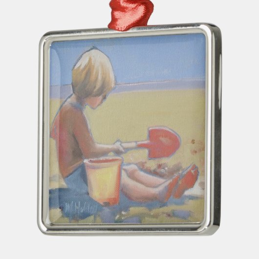小さな遊男の子が砂の上でシャベルを使って メタルオーナメント (左)