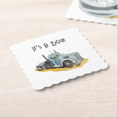 小さな運転手が彼の道を進んでいる ペーパーコースター (アングル)