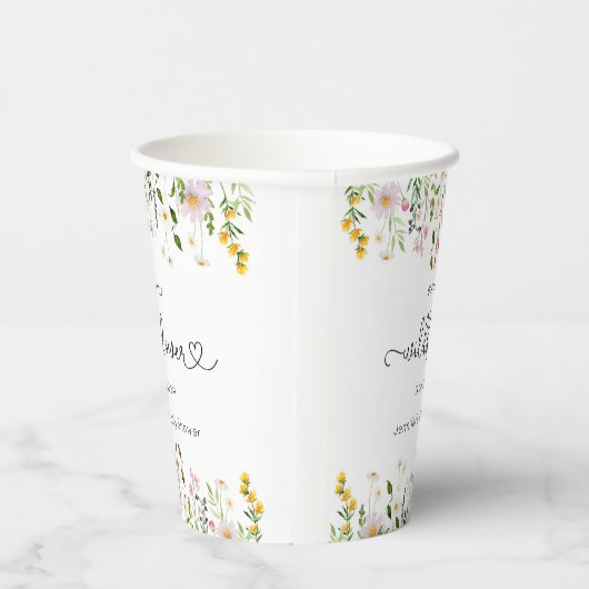 小さな野草は赤ん坊のシャワーの途中にある 紙コップ (右)