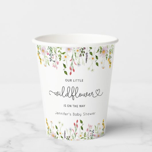 小さな野草は赤ん坊のシャワーの途中にある 紙コップ (正面)