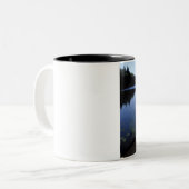 小さな長い池の岸にカヌーが止まる ツートーンマグカップ (正面左)