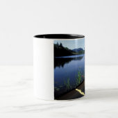 小さな長い池の岸にカヌーが止まる ツートーンマグカップ (中央)