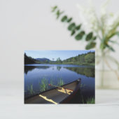 小さな長い池の岸にカヌーが止まる ポストカード (スタンド正面)