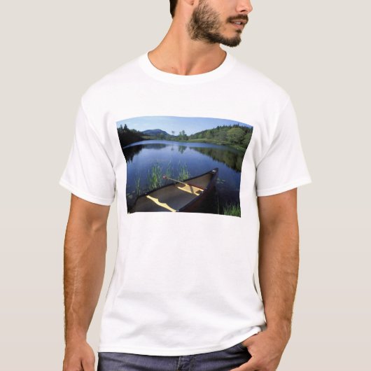 小さな長い池の岸辺にカヌーが停まる Tシャツ (正面)