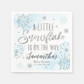 小さな雪の結晶が男の子のシャワーの途中にある スタンダードカクテルナプキン (正面)