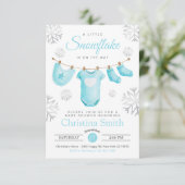 小さな雪の結晶の上に青い男の赤ちゃん 招待状 (スタンド正面)