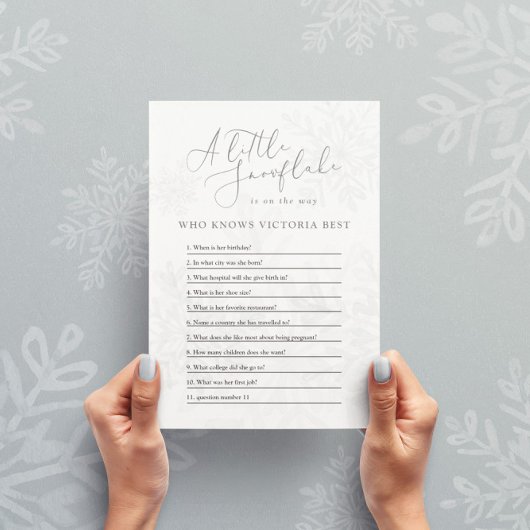 小さな雪の結晶の冬のベイビーシャワー 誰がママのことを一番知っている? 招待状