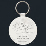 小さな雪の結晶の冬の赤ちゃんシャワーパーティー キーホルダー<br><div class="desc">小さな雪の結晶の冬の赤ちゃんシャワーパーティーボタン。水の色のスノーフレークと美しいスクリプト文字。コレクションの一部。</div>