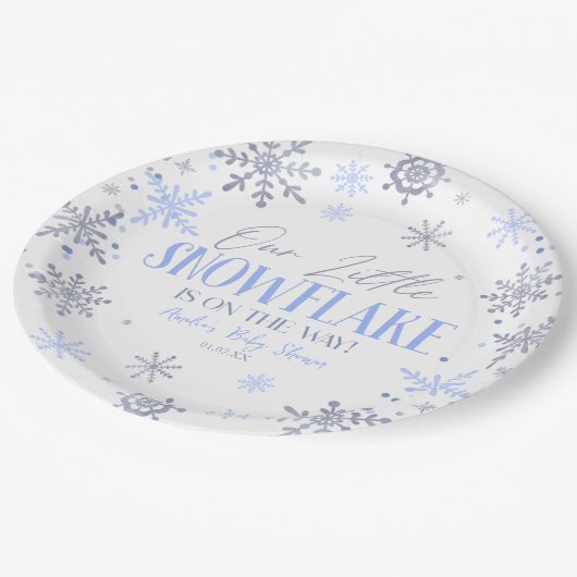小さな雪の結晶の冬の青い赤ちゃんシャワー ペーパープレート (アングル)
