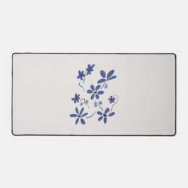 小さな青のロマンチックな花 デスクマット