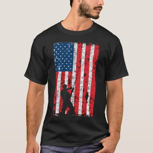 小さな青サギの魚を狙う姿 Tシャツ (正面)