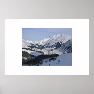 小さな高山の村を見下ろす ポスター