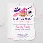 小さな魔女がハロウィーンの赤ちゃんシャワーを彼女の途中にある 招待状 (正面)