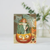 小さな魔女の女の子は大きなカボチャの上の料理である ポストカード (スタンド正面)
