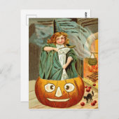 小さな魔女の女の子は大きなカボチャの上の料理である ポストカード (正面/裏面)