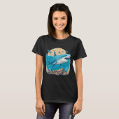 小さな魚と泳ぐホホジロザメ Tシャツ (正面フル)