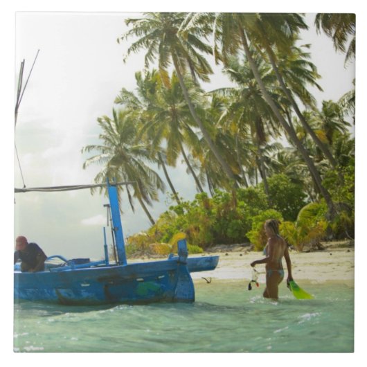 小さな魚釣り船に乗った女性 タイル (正面)