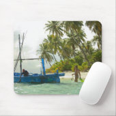 小さな魚釣り船に乗った女性 マウスパッド (マウス)