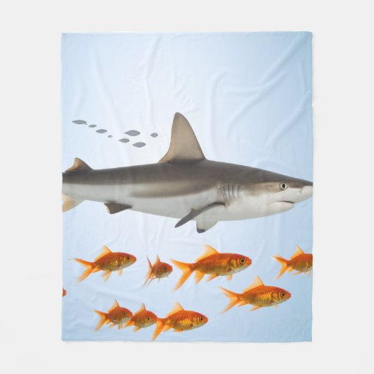 小さな魚 大きな影 フリースブランケット (正面)