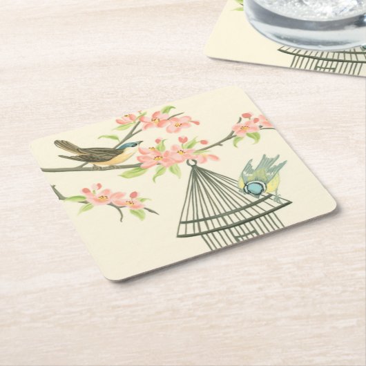 小さな鳥が枝に止まり鳥籠に止まる スクエアペーパーコースター (アングル)