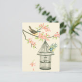 小さな鳥が枝に止まり鳥籠に止まる ポストカード (スタンド正面)