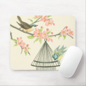 小さな鳥が枝に止まり鳥籠に止まる マウスパッド (マウス)