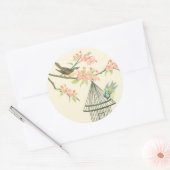 小さな鳥が枝に止まり鳥籠に止まる ラウンドシール (封筒)