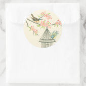 小さな鳥が枝に止まり鳥籠に止まる ラウンドシール (バッグ)