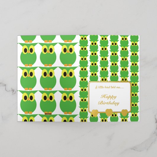 小さな鳥が私に緑のフクロウのハッピーバースデーを言った 箔グリーティングカード (外側レイダウン)