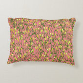 小さな黄色い花と枝をピンクの背景に置く アクセントクッション (裏面)